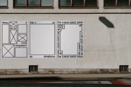 Plakatdesign für leerstand ungleich stillstand plakatiert auf Leerstandsfassade