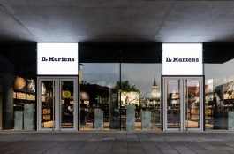 Foto Schaufenster von außen von Dr Martens Outletstore in Metzingen